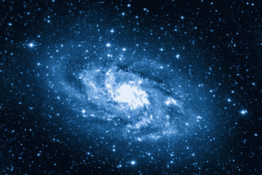 Galáxia espiral iluminada em tom azulado representando a Via Láctea e a observação do céu profundo na astronomia.