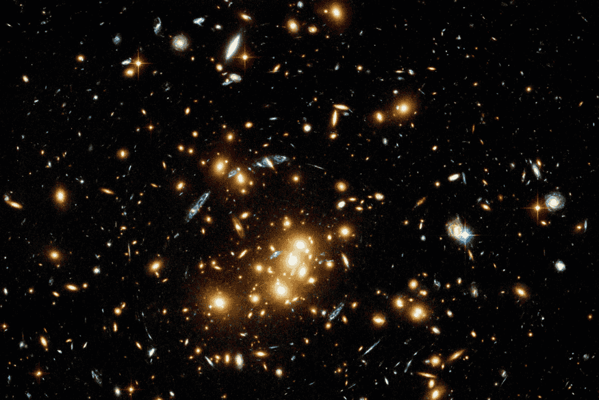 Aglomerado de galáxias observado no espaço profundo, ilustrando como a gravidade da matéria escura ajuda a formar grandes estruturas cósmicas.