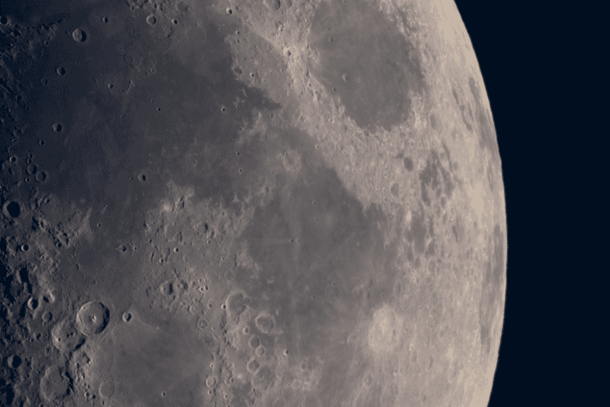 Close da superfície da Lua com diversas crateras preservadas, evidência usada para reconstruir a história do Sistema Solar.