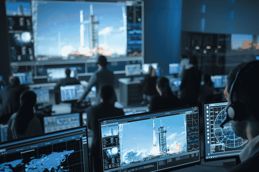 Centro de controle de missão espacial monitorando lançamento de foguete e analisando dados científicos em tempo real.