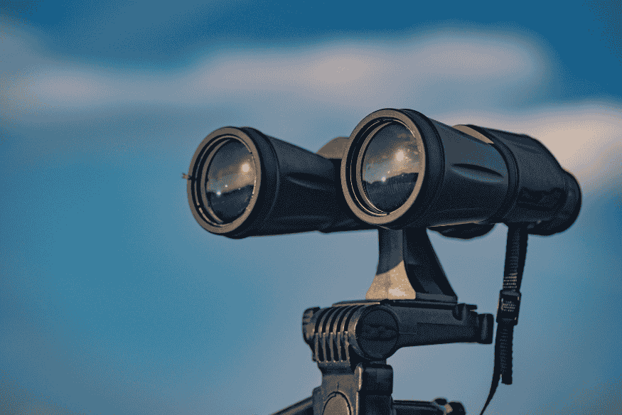 Binóculos em tripé, equipamento recomendado para observação de cometas com mais estabilidade e conforto visual.