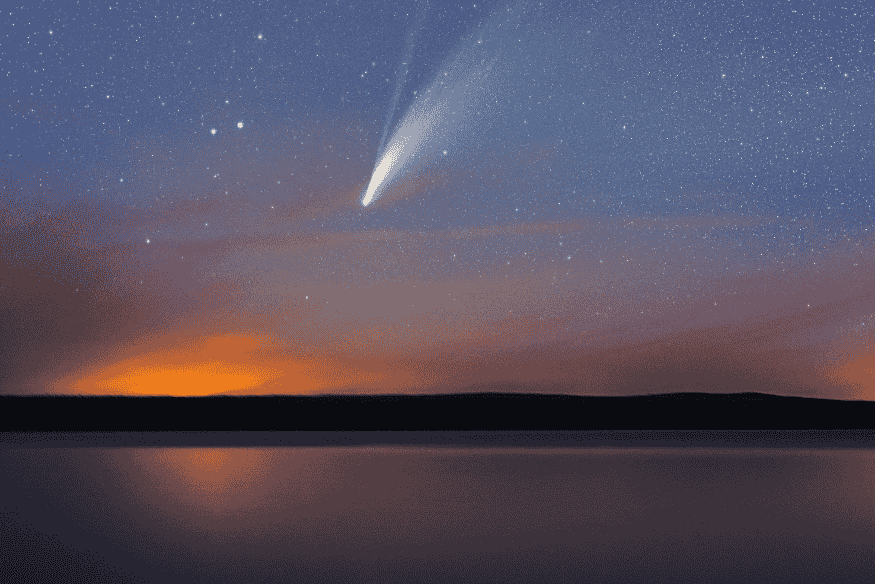 Cometa com cauda visível sobre horizonte ao anoitecer, exemplo de fenômeno que pode ser observado com equipamentos básicos.